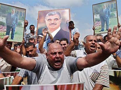 Seguidores de Rafik Hariri celebran en Sidón, ciudad natal del ex primer ministro, las detenciones de ayer.