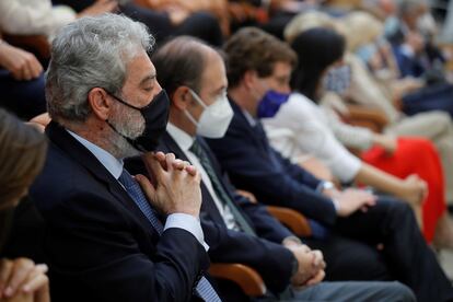 En primer término, Miguel Ángel Rodríguez, jefe de gabinete en funciones de Isabel Díaz Ayuso, sigue el discurso desde la tribuna de invitados. 