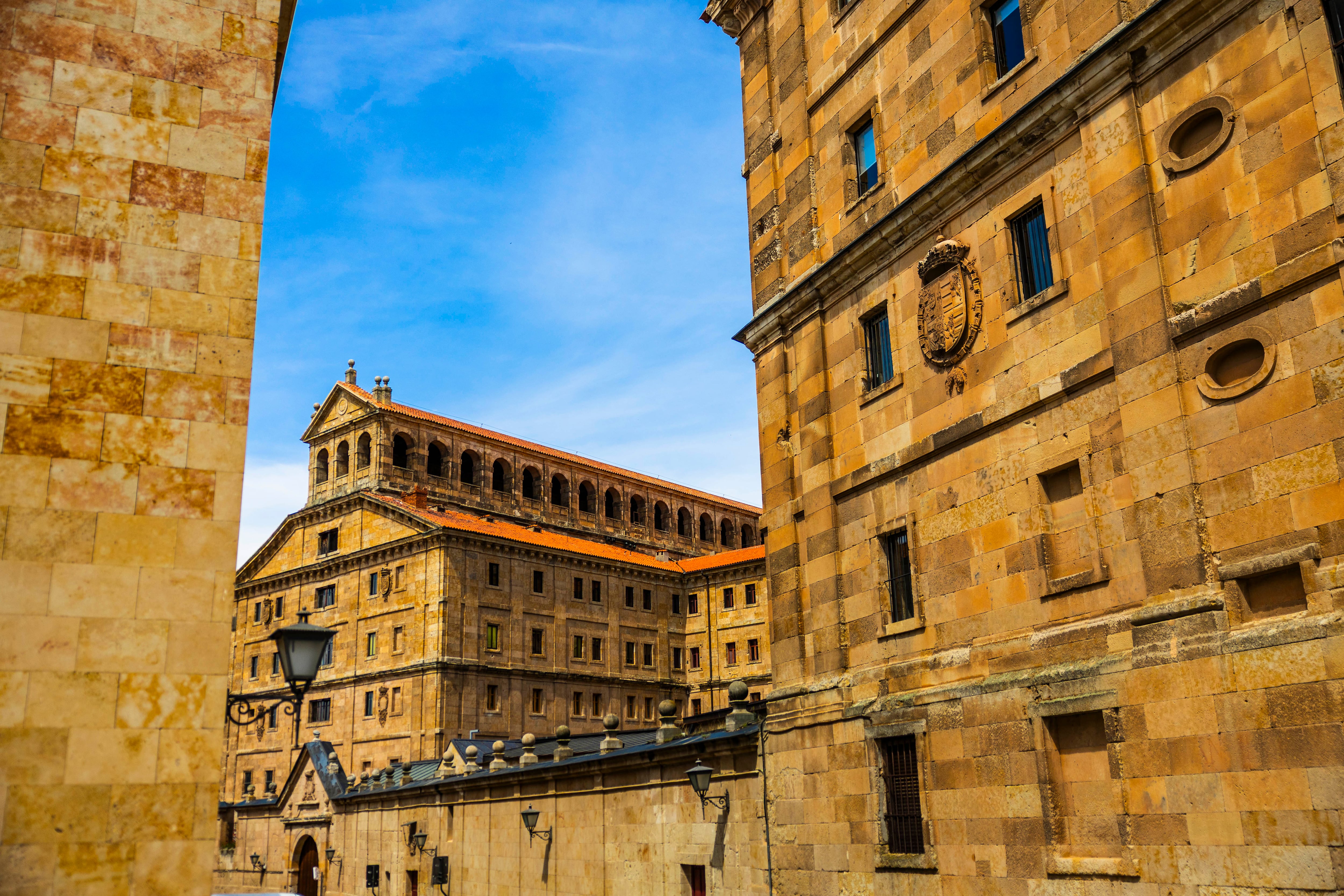 Los precios y la laxa normativa de Salamanca resquebrajan el uso de la mítica piedra dorada de Villamayor