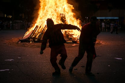 Las hogueras son uno de los reclamos en las costas catalanas para Sant Joan.