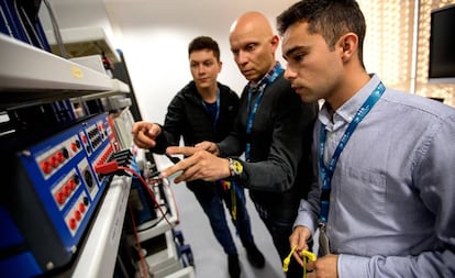 Clase del ciclo de FP dual en centrales eléctricas, en el campus de Red Eléctrica de España.