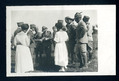 El escritor italiano Gabriele D`Annuncio durante su estancia en Fiume, hoy Rijeka (Croacia), entre septiembre de 1919 y diciembre de 1920. / Vittoriale degli Italiani