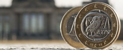 Dos monedas de euro, una de ellas acu&ntilde;ada en Grecia, fotografiadas delante del Bundestag en Berl&iacute;n (Alemania). 