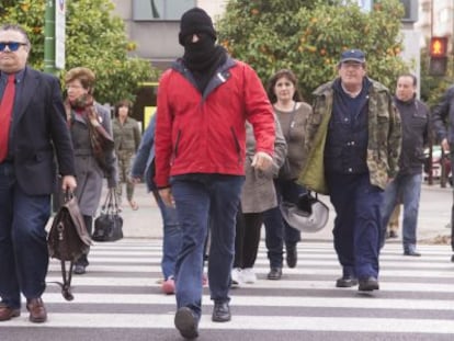 El supuesto infiltrado en la familia de El Cuco, a su llegada a los juzgados de Sevilla.