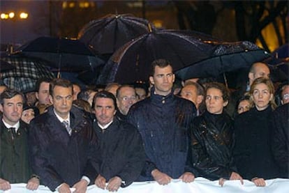 En la cabecera de la manifestacin de Madrid han marchado, entre otros, el prncipe Felipe de Borbn y sus hermanas, las Infantas Elena y Cristina; el presidente del Gobierno espa?ol, Jos Mara Aznar; el secretario general del PSOE, Jos Luis Rodrguez Zapatero; y el ministro de Interior, ?ngel Aceves.