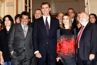 El corresponsal de EL PAÍS en París posa con los Príncipes de Asturias y el jurado.