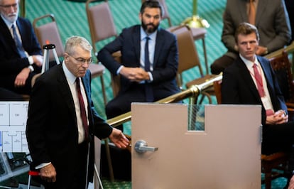 Hoy en la audiencia del senado texano McCraw mostró también cómo fue que el seguro de una puerta interior no cerró adecuadamente el día de la masacre.