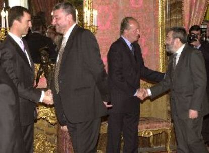 La familia real recibió ayer a más de mil representantes de empresarios y sindicatos, con motivo del 25º aniversario de la proclamación de don Juan Carlos. El príncipe Felipe saluda al líder de CC OO, José María Fidalgo, y el Rey, al de UGT, Cándido Méndez.