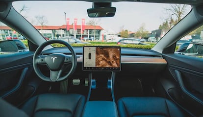 Interior de un coche Tesla.