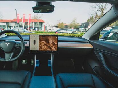 Interior de un coche Tesla.