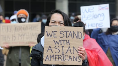 Una manifestación en contra del odio a los asiáticos en Nathan Phillip Square, en Toronto
