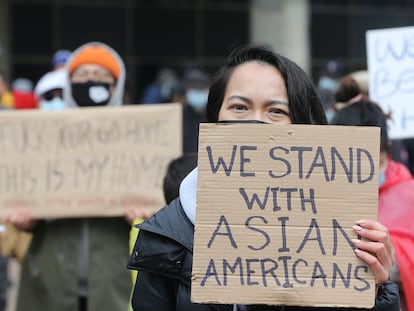 Una manifestación en contra del odio a los asiáticos en Nathan Phillip Square, en Toronto