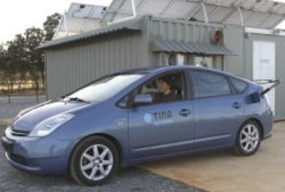 Un coche el&eacute;ctrico se recarga con el sistema de hidr&oacute;geno de Tina Systems.