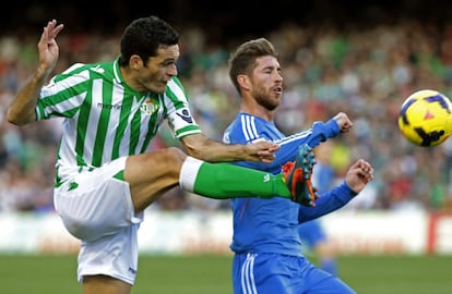 Jorge Molina pelea un balón con Sergio Ramos 