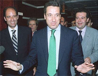 Zaplana y Francisco Camps (a su derecha), a la salida de la reunión de la ejecutiva del PP de la Comunidad Valenciana.