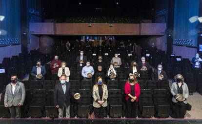 Representants de les 13 sales de cinema centenàries homenatjades per l'Acadèmia del Cinema Català, aquest dimarts, a la Sala Mozart de Calella.