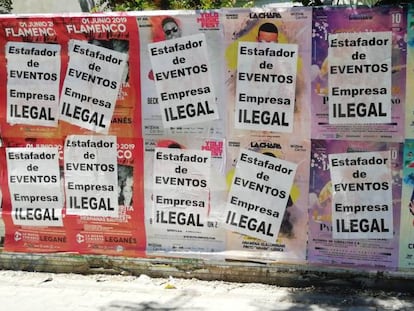 Carteles de conciertos saboteados en una calle de Madrid.