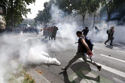 Disturbios entre la policía y los manifestantes durante las protestas contra la reforma laboral del Gobierno en París, Francia.