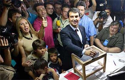 Joan Laporta, en el momento de votar, ayer, en el Miniestadi.