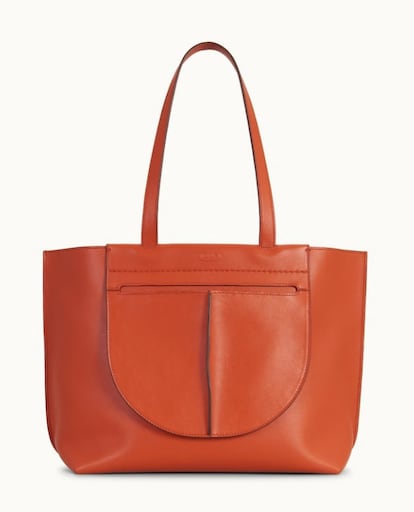 Es el nuevo bolso 'shopping' de la colección primavera-verano de la firma italiana Tod’s. El modelo Tasca está inspirado en el mundo de la talabartería, cuyo origen tiene que ver con el término talabarte (cinturón para llevar colgada la espada), esto es, el arte de trabajar diversos artículos de cuero o guarniciones para caballerías. Con asas planas y grandes bolsillos externos, es discreto y refinado, versátil y espacioso. Fabricado en Italia, lleva un bolsillo abierto y otro con cremallera, además de otros dos bolsillos interiores con automáticos. Precio: 1.100 euros.