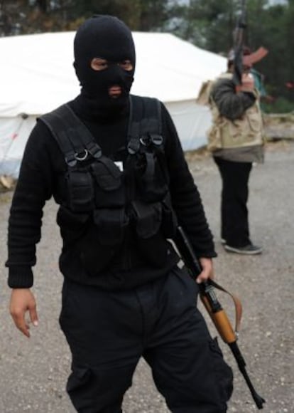 Milicianos rebeldes sirios, en un control de seguridad en la provincia de Latakia.