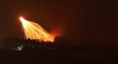 Proyectiles de artillería israelíes impactan en zonas cercanas a pueblos del sur del Líbano a lo largo de la frontera con Israel, vistos desde la Alta Galilea, en el norte de Israel, el 30 de septiembre de 2024.