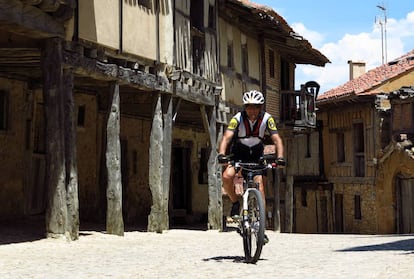 Pedaleando por las calles de la localidad de Calatañazor (Soria).