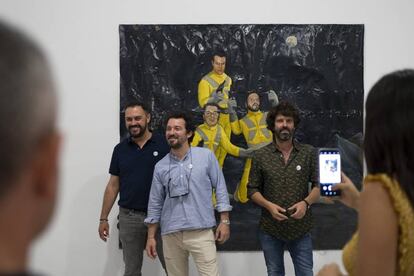 Los artistas Miki Leal (c), Juan del Junco (d) y Fernando Clemente (i), junto a la obra 'Patrulla RHC' presente en el Centro Andaluz de Arte Contemporáneo (CAAC).