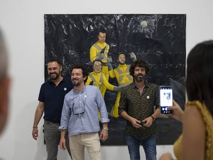 Los artistas Miki Leal (c), Juan del Junco (d) y Fernando Clemente (i), junto a la obra 'Patrulla RHC' presente en el Centro Andaluz de Arte Contemporáneo (CAAC).
 