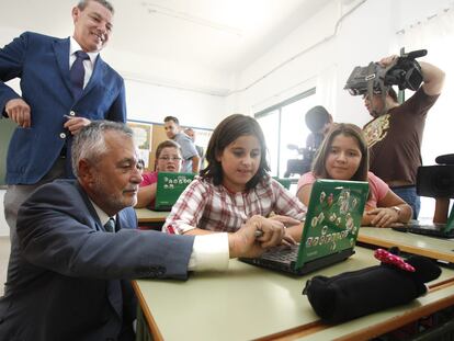 El presidente andaluz, José Antonio Griñán, en un colegio en Luque (Córdoba), ayer.