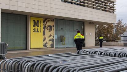 Dos mossos esperen a les portes del Museu de Lleida aquest diumenge..