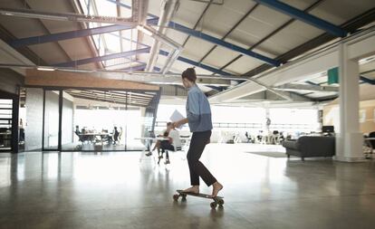 Una mujer patina en un 'loft'.