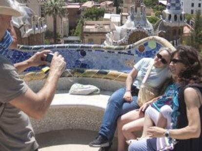 Un grupo de turistas en el parque Güell de Barcelona.