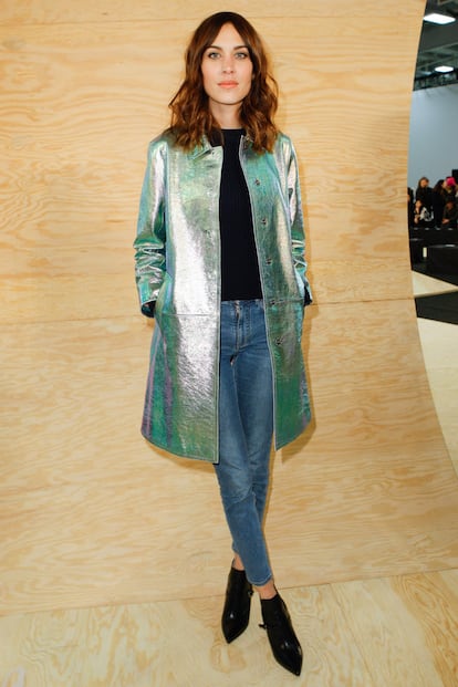 La fiebre por los metalizados se materializa (también) en el front row. Alexa Chung adapta la tendencia a su estilo con esta preciosa gabardina en color verde agua protagonista del look elegido para asistir al desfile de Marc by Marc Jacobs.