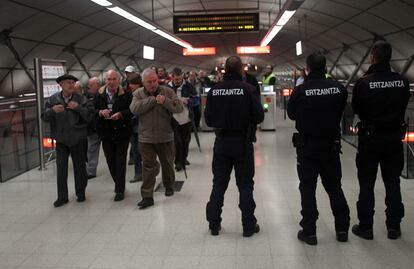 El Departamento de Interior vasco ha desplegado un dispositivo especial para evitar incidentes duarante los paros convocados por los sindicatos del suburbano de Bilbao. Agentes de la Ertzaintza vigilan todas las lneas del metro, las estaciones, talleres y edificios.