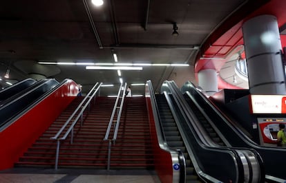 Los servicios esenciales garantizan la circulación de 280 trenes de AVE y Larga Distancia, el 72% de los 387 inicialmente programados, lo que supone cancelar 107. En la imagen, la estación Puerta de Atocha, en la mañana de este lunes, durante la huelga de Renfe.