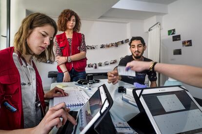 Cruz Roja es, a día de hoy, la organziación que llea el peso de la integración de los refugiados en Atenas. Cuentan con varias unidades móviles que dan cobertura médica a los centros de asistencia de Atenas.