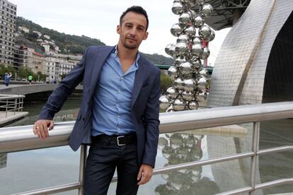 Alejandro Aménabar posa en el exterior del Museo Guggenheim de Bilbao.