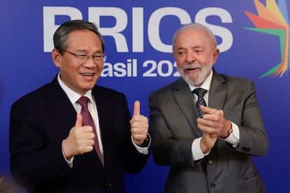 El presidente Lula, de Brasil, con el primer ministro chino, Li Qiang, este sábado en Río de Janeiro.