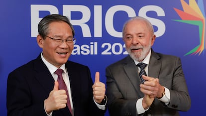 El presidente Lula, de Brasil, con el primer ministro chino, Li Qiang, este sábado en Río de Janeiro.