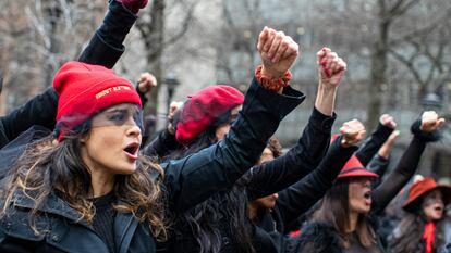 Mujeres se manifiestan en contra  de Harvey Weinstein en frente de un tribunal neoyorquino, en enero de 2020.