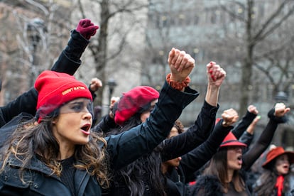 Mujeres se manifiestan en contra  de Harvey Weinstein en frente de un tribunal neoyorquino, en enero de 2020.