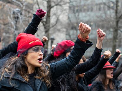 Mujeres se manifiestan en contra  de Harvey Weinstein en frente de un tribunal neoyorquino, en enero de 2020.
