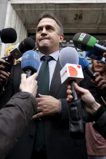 El presidente de la Liga de Fútbol Profesional, José Luis Astiazarán, atiende a los periodistas.
