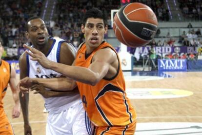 Gustavo Ayón, durante un partido contra el Real Madrid.