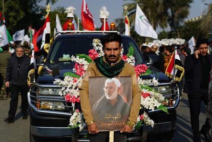 Miles de iraquíes proferían consignas contra Estados Unidos en el multitudinario funeral del general iraní Qasem Soleimani y del jefe adjunto de las Fuerzas de Movilización Popular de Irak, Abu Mahdi al Muhandis, asesinados en Irak por un dron estadounidense, este sábado en Bagdad.