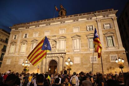 Banderas independentistas frente a la sede de la Generalitat en Barcelona.