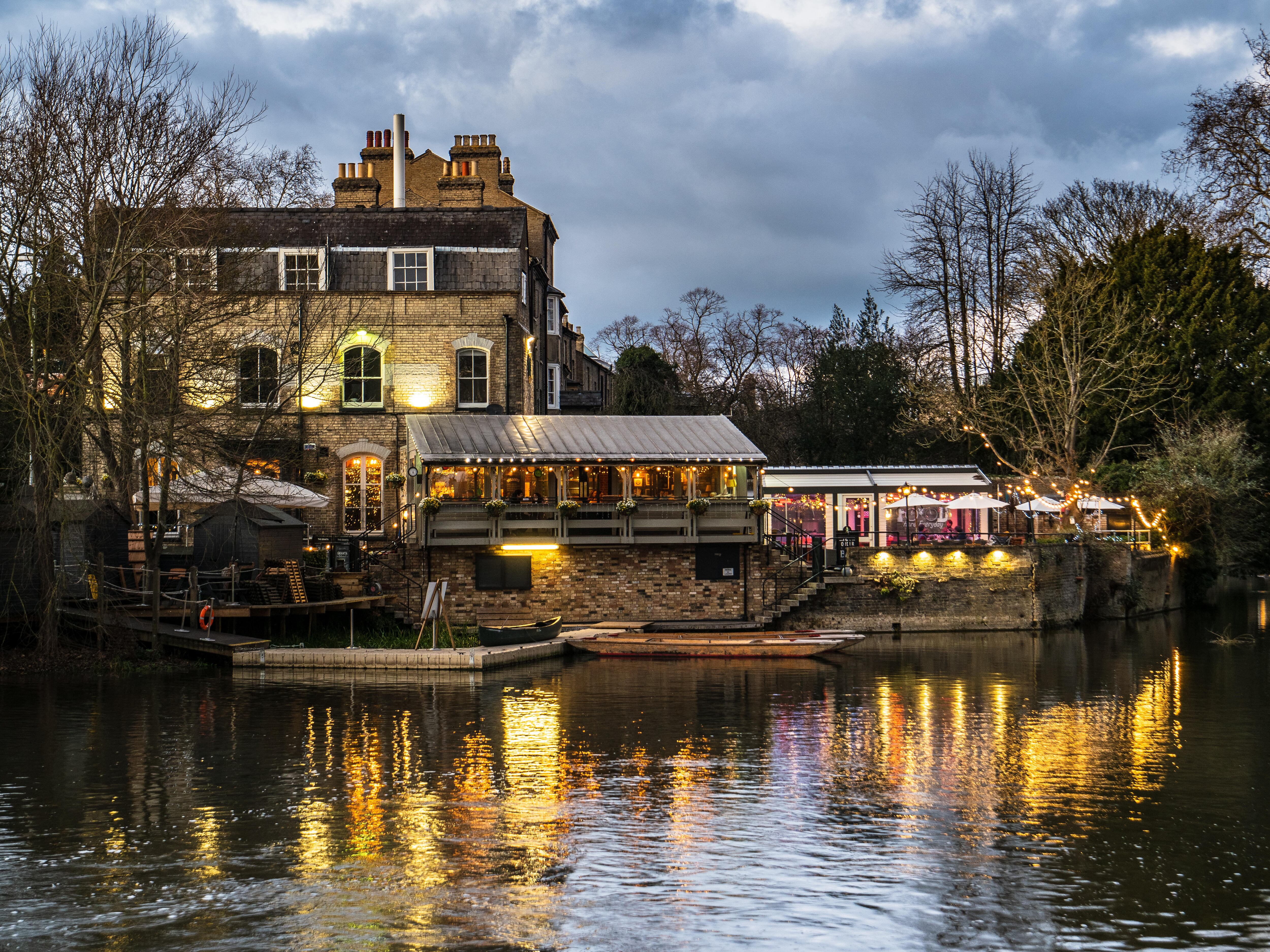 El pub 'Granta' a orillas del río Cam, en Cambridge, Inglaterra.