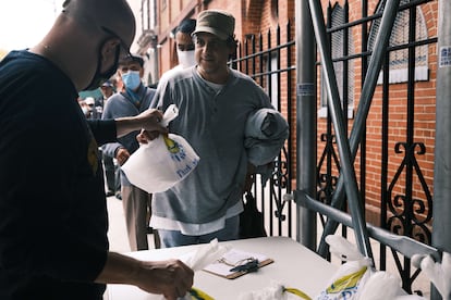 Vizinhos recebem comida em uma igreja do Bronx (Nova York), em 22 de outubro.