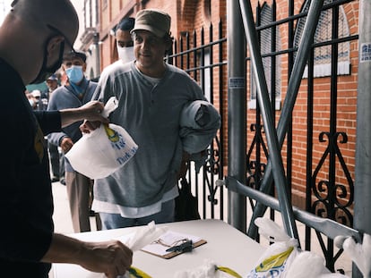 Vecinos reciben comida en una iglesia del Bronx (Nueva York), el 22 de octubre.